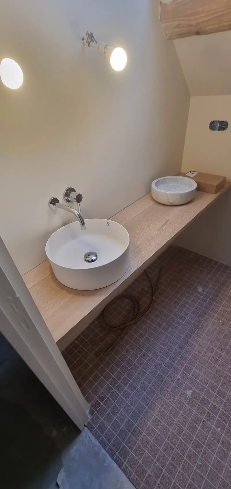 Une salle d’eau en cours (Rénovation d’une maison en pierre, Perche)