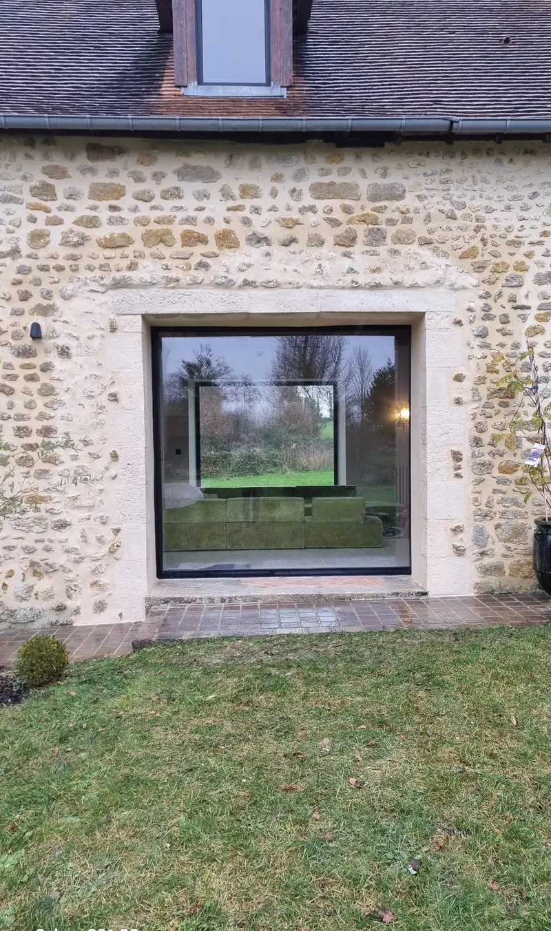 Une grande baie dans la façade en pierre (Rénovation d’une maison en pierre, Perche)