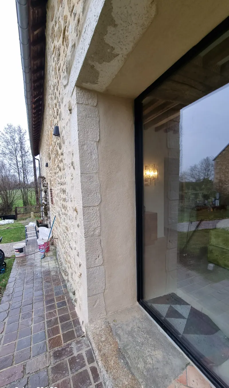 La baie vue de la terrasse (Rénovation d’une maison en pierre, Perche)