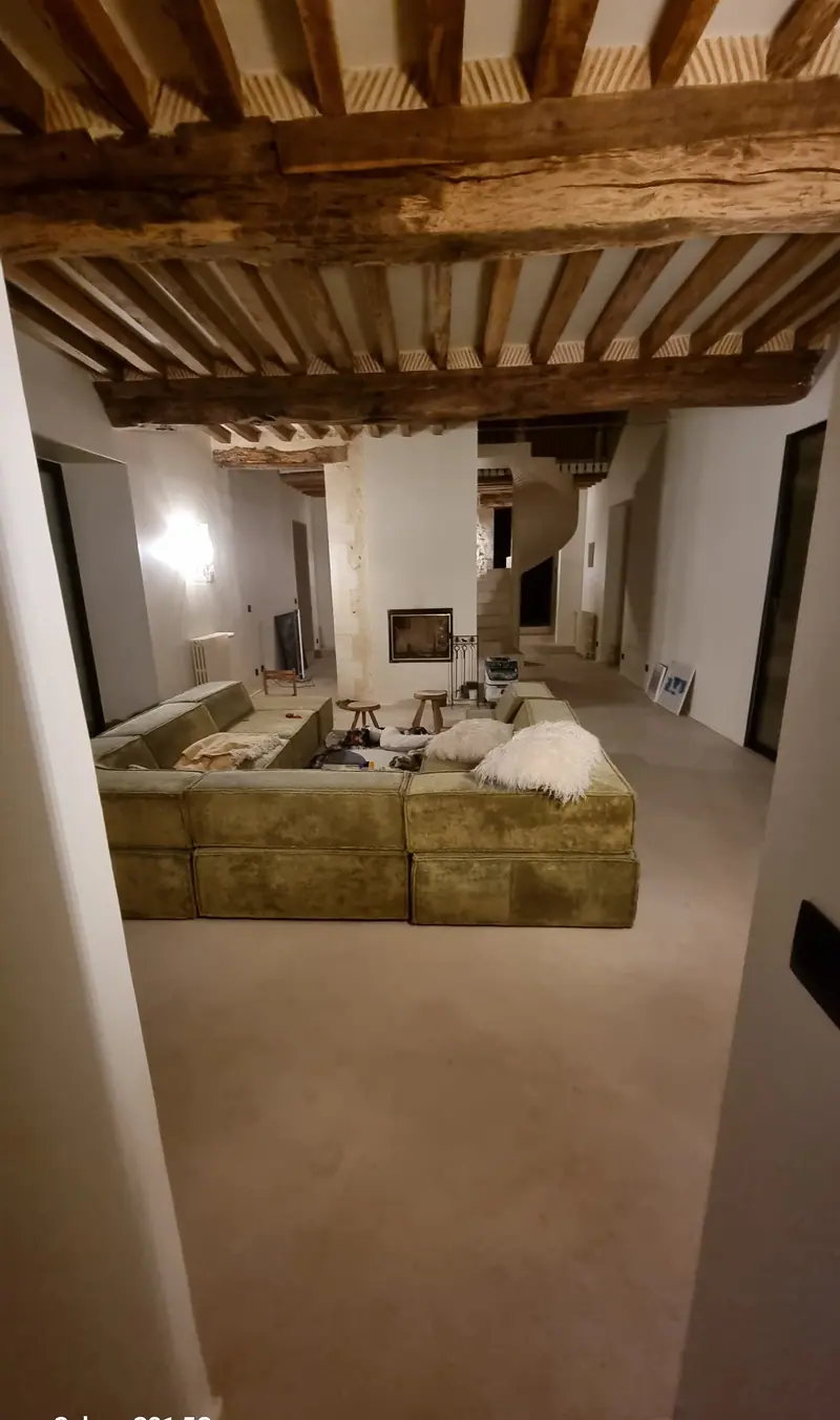 Le séjour sous les poutres anciennes (Rénovation d’une maison en pierre, Perche)