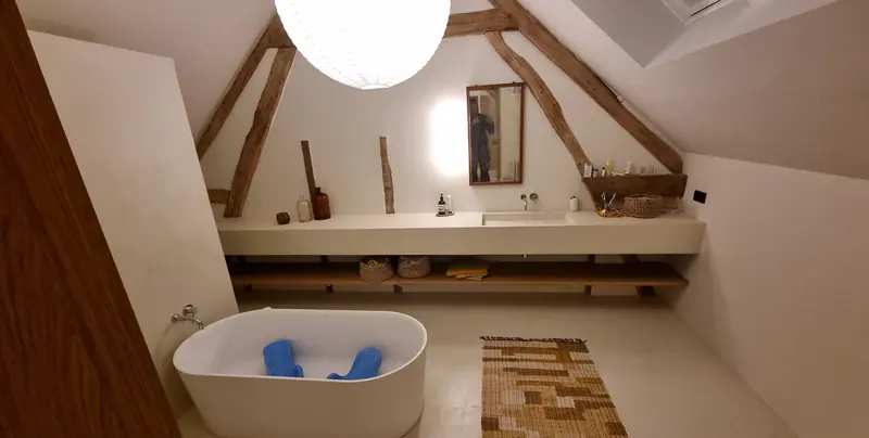 Une suite avec baignoire sous les combles (Rénovation d’une maison en pierre, Perche)