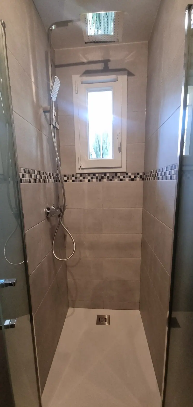 La douche sous la fenêtre (Salle d’eau, Mériel)