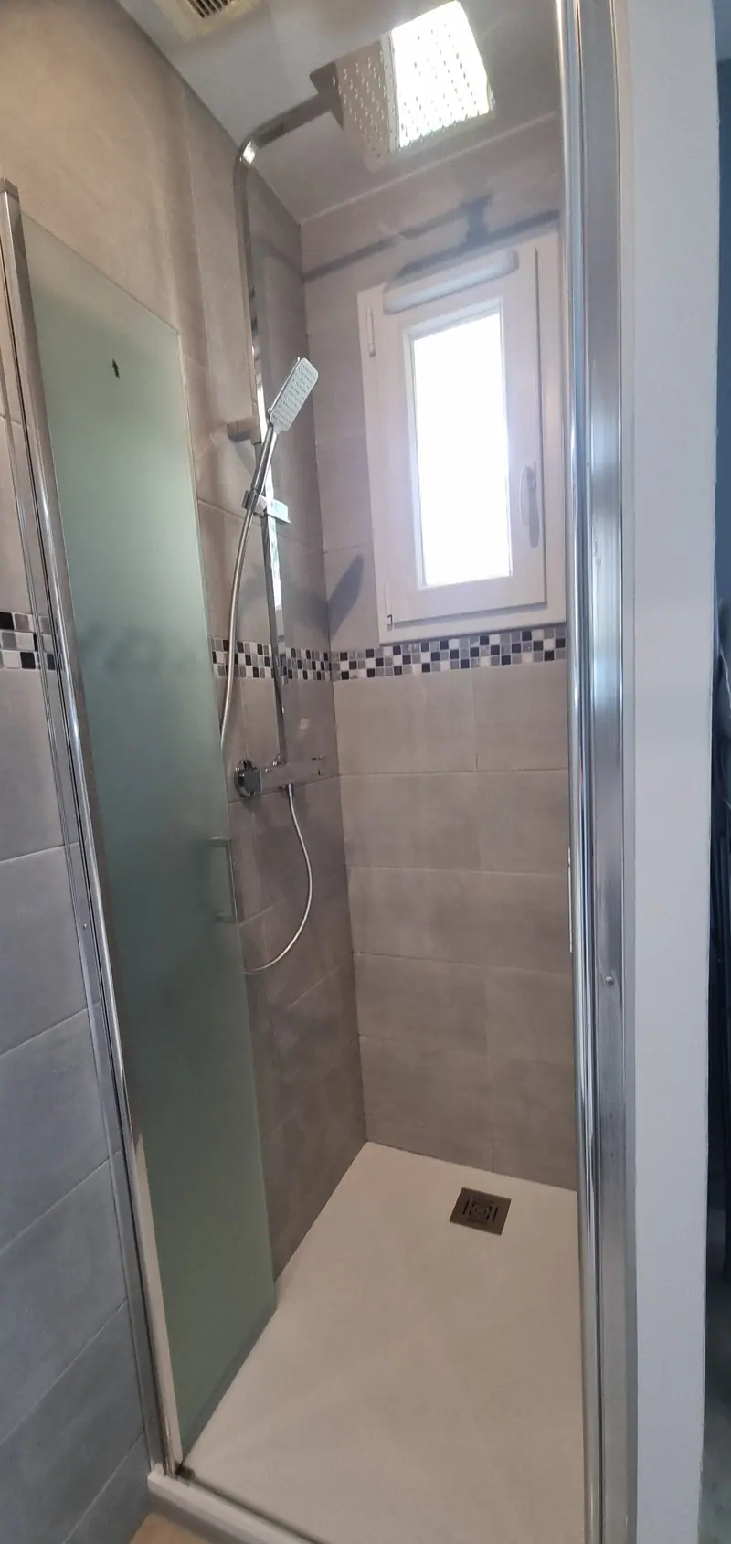 Frise en mosaïque et colonne de douche (Salle d’eau, Mériel)