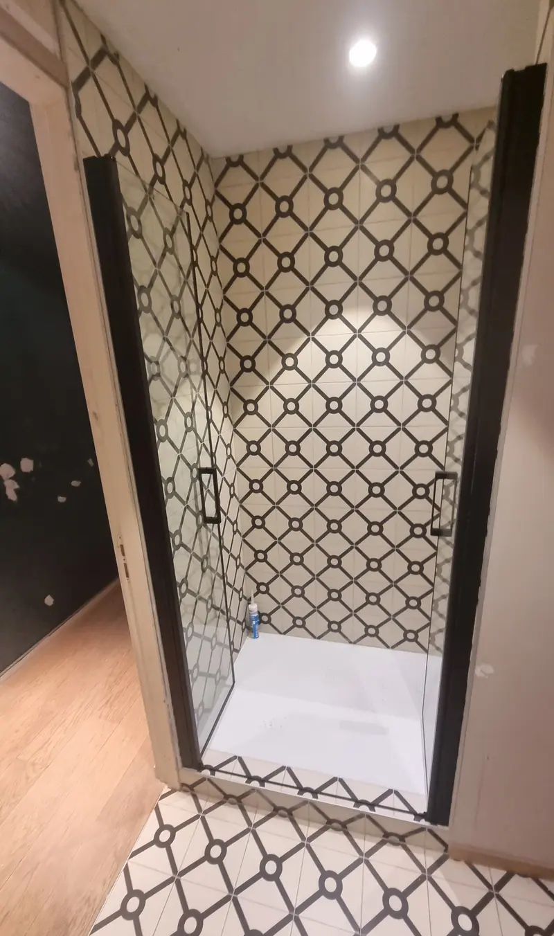 La douche avant la pose des accessoires (Salle d’eau, Paris, rue Vanneau)