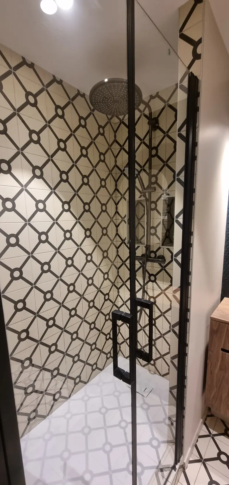 La douche et son carrelage graphique (Salle d’eau, Paris, rue Vanneau)