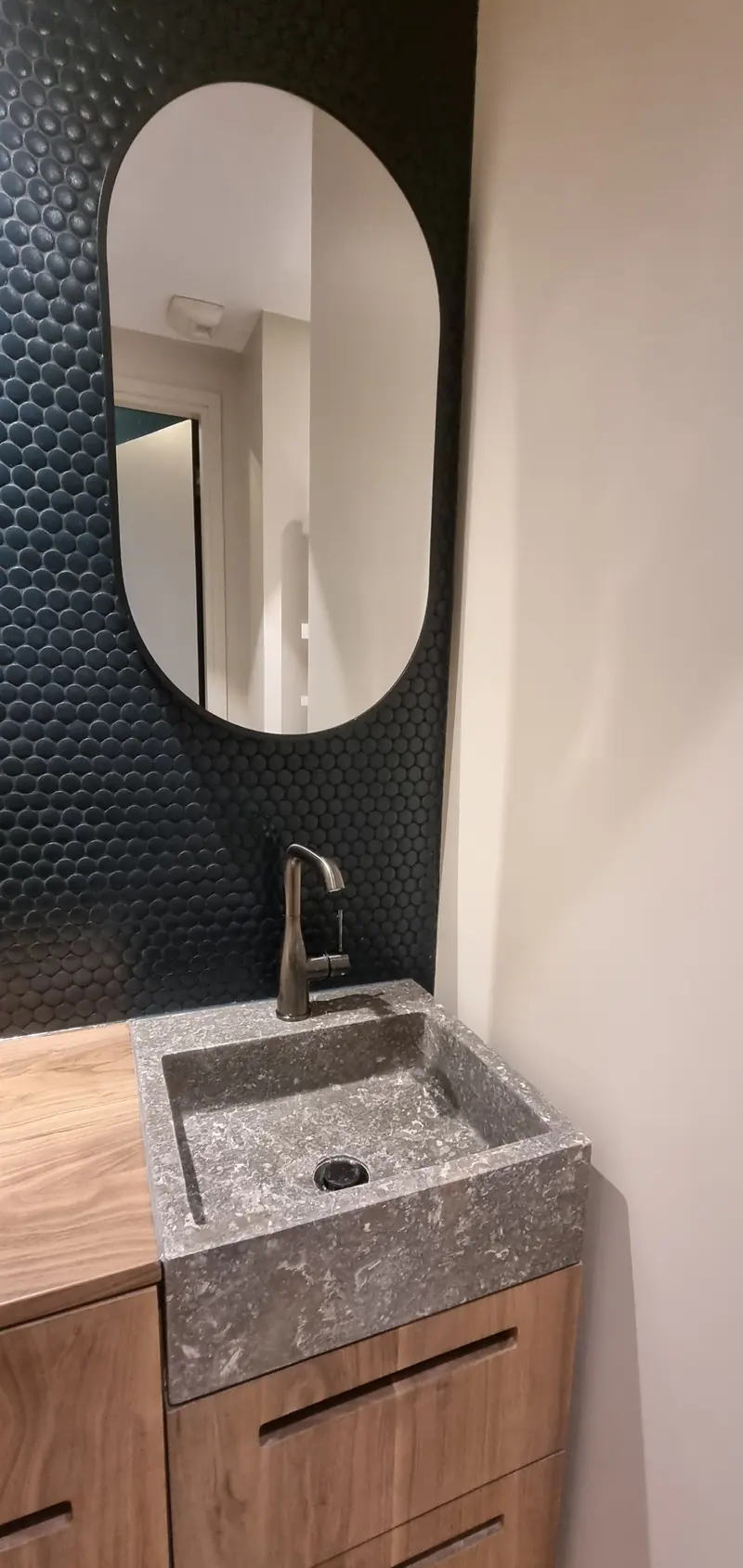 Meuble vasque et miroir ovale (Salle d’eau, Paris, rue Vanneau)