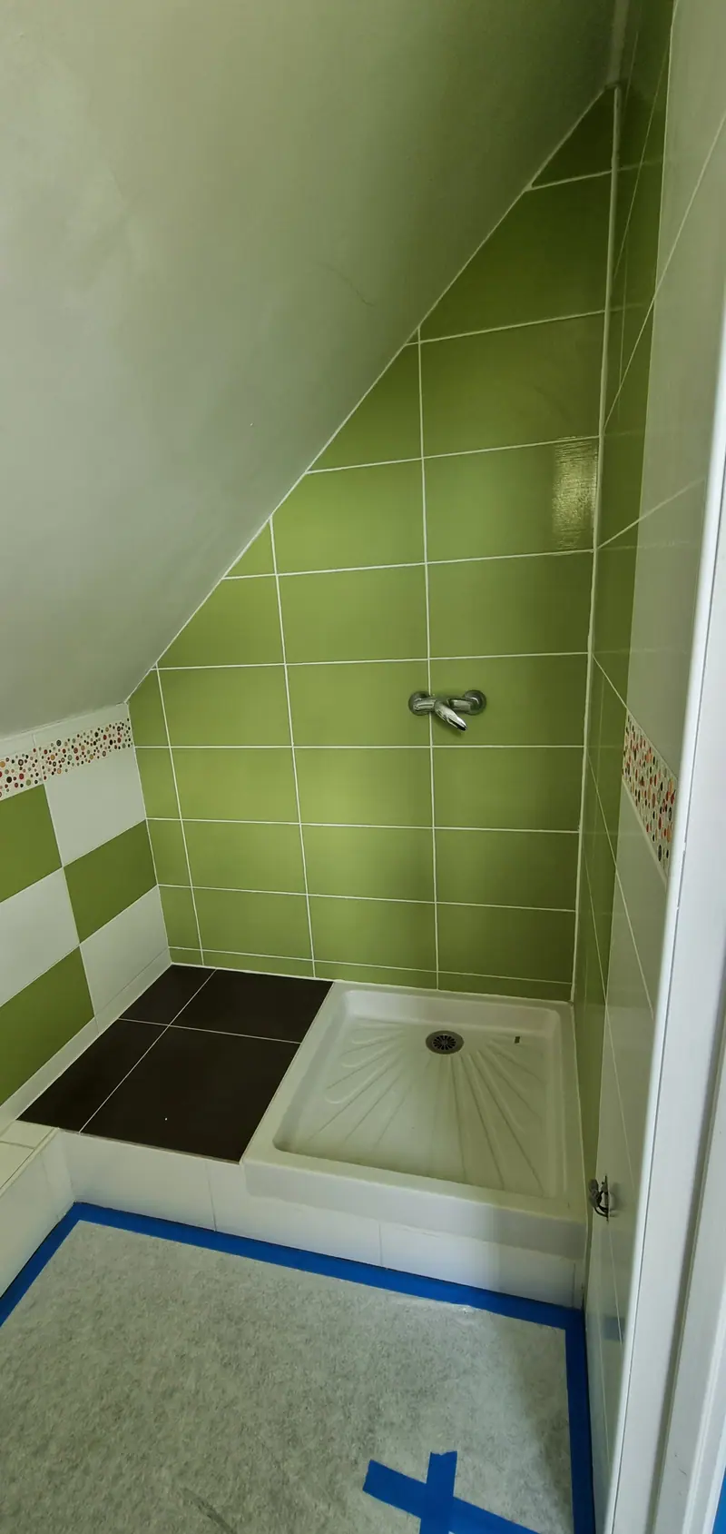 La douche avant travaux (Salle d’eau sous pente, Villiers-Adam)