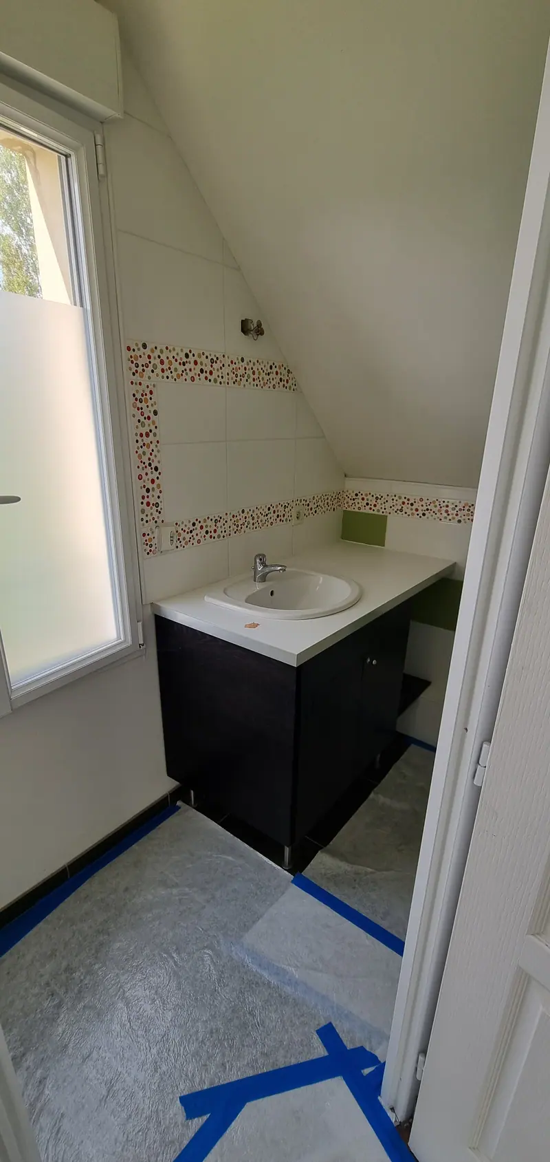 Le lavabo avant travaux (Salle d’eau sous pente, Villiers-Adam)