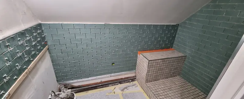 La faïence métro en cours (Salle d’eau sous pente, Villiers-Adam)