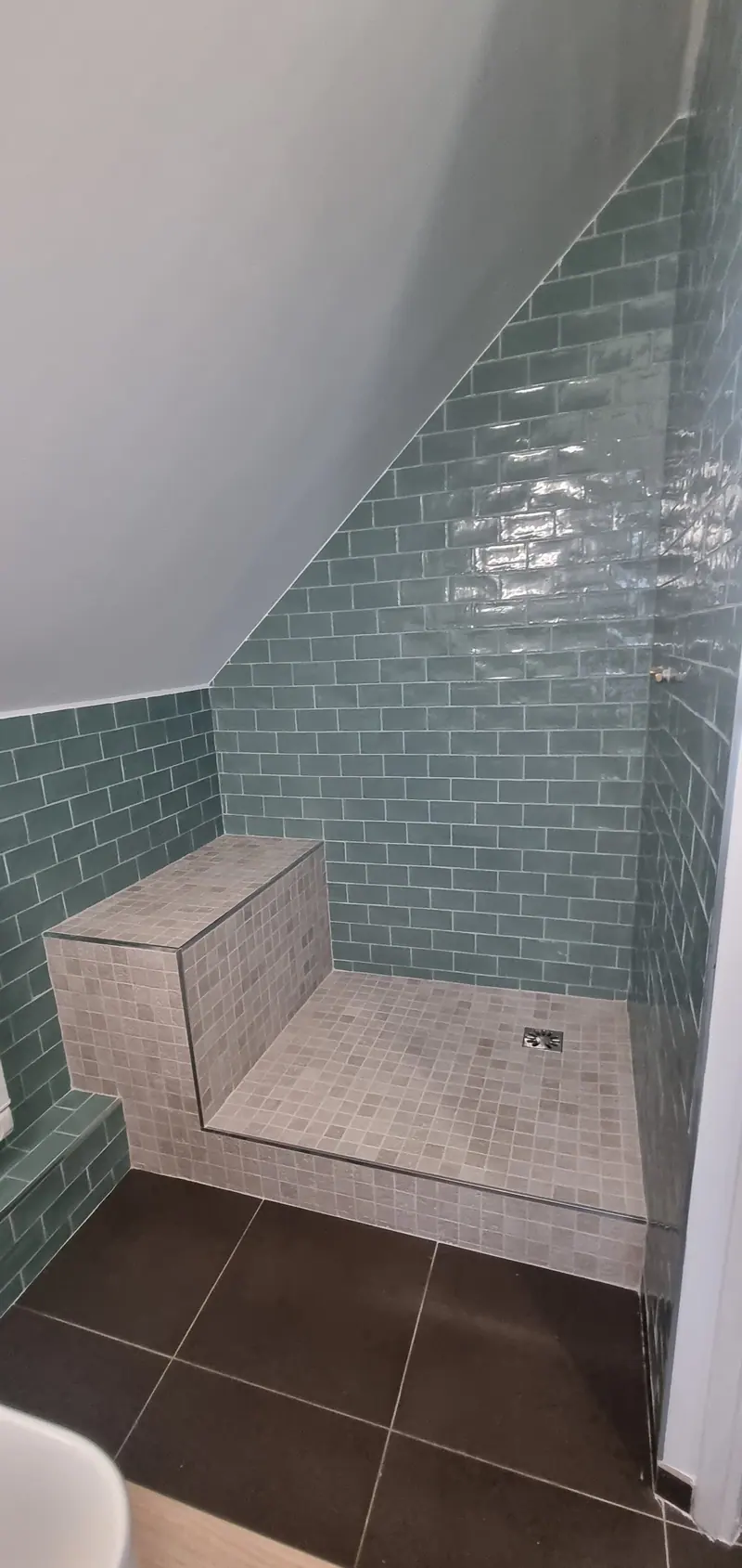 La douche et son banc (Salle d’eau sous pente, Villiers-Adam)