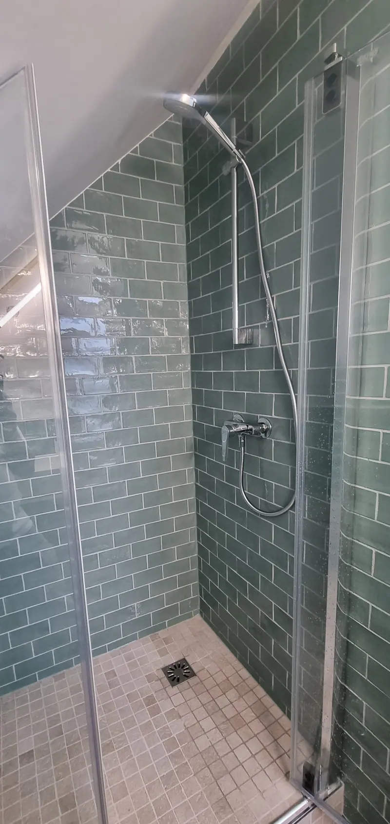La douche terminée (Salle d’eau sous pente, Villiers-Adam)