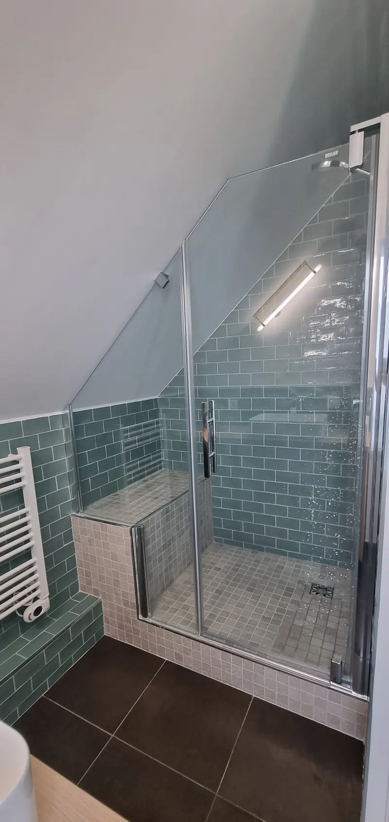 La porte vitrée de la douche (Salle d’eau sous pente, Villiers-Adam)