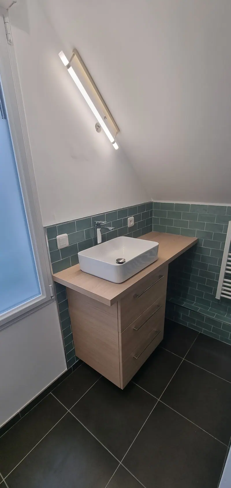 Le meuble vasque en bois (Salle d’eau sous pente, Villiers-Adam)