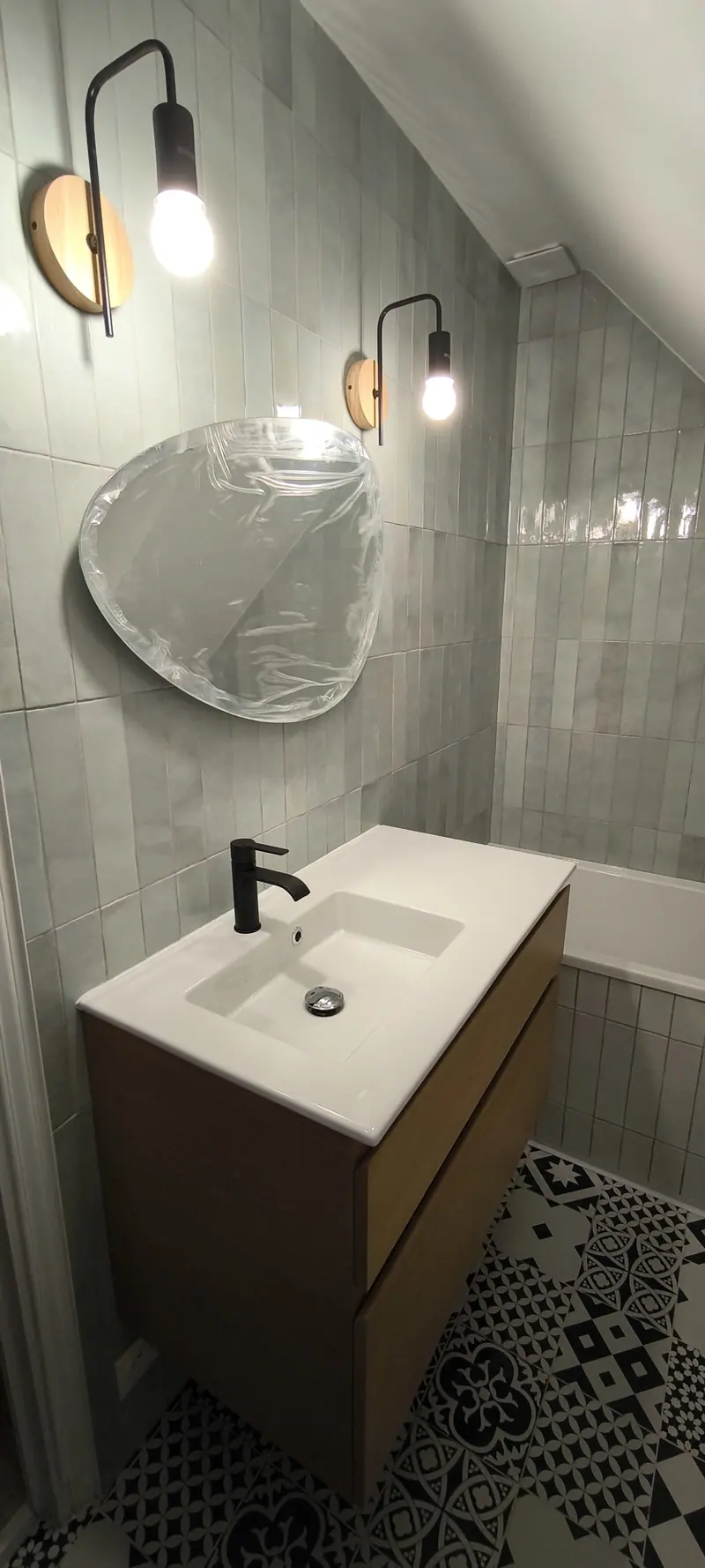Meuble vasque et faïence gris-vert (Salle de bain, escalier et fenêtre de toit, Villiers-Adam)