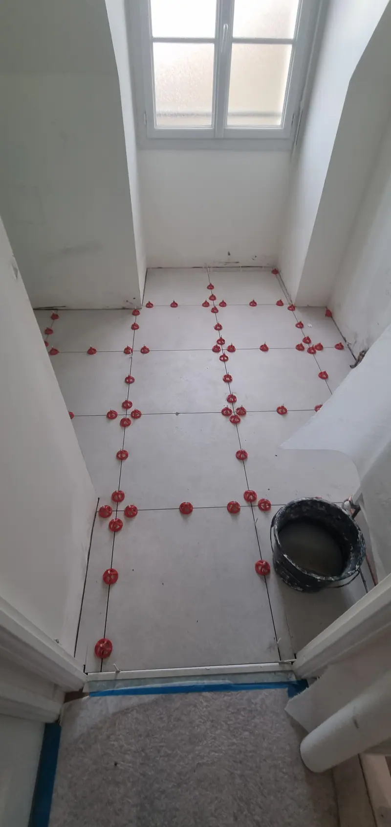 Pose du carrelage au sol (Salle de bain avec spa, Margency)