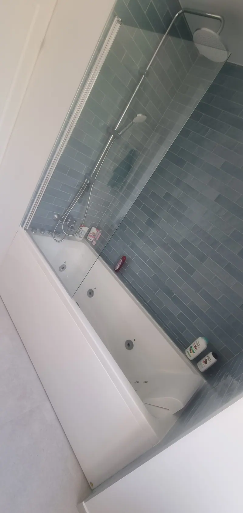 La baignoire spa et son pare-bain (Salle de bain avec spa, Margency)