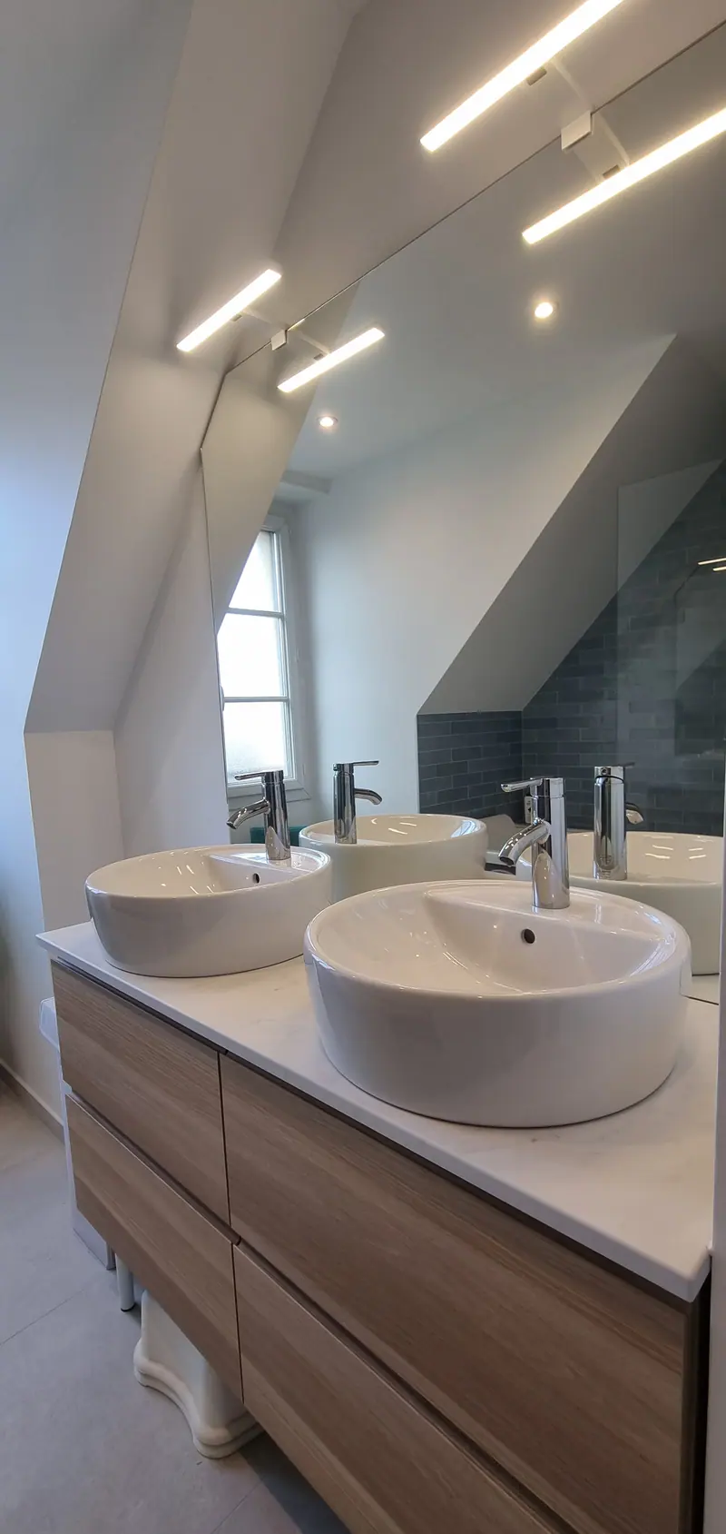 Double vasque et miroir éclairé (Salle de bain avec spa, Margency)