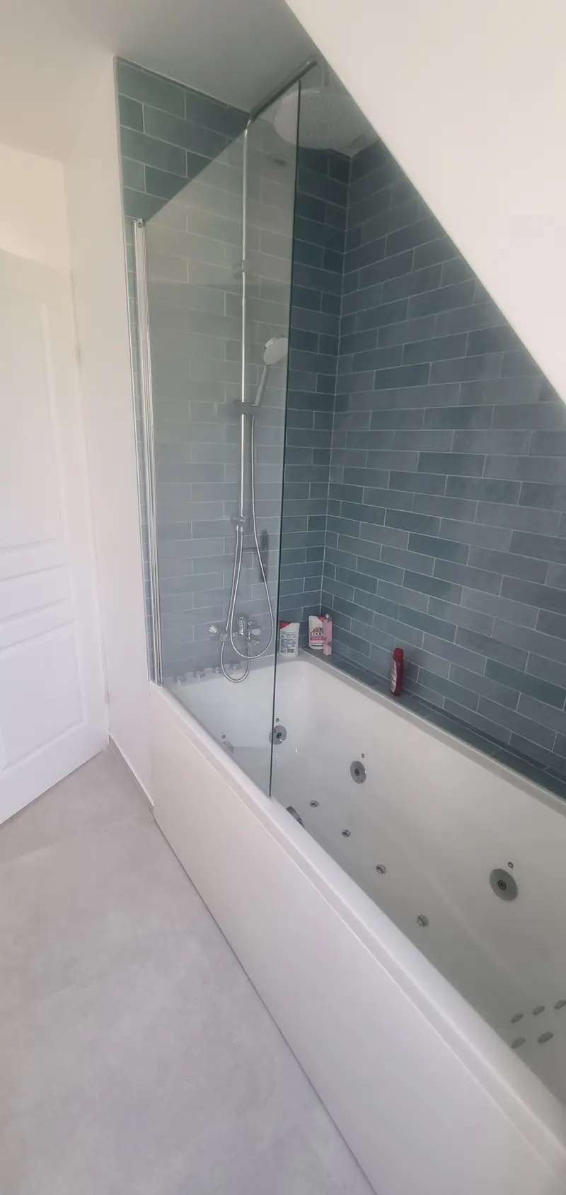 La baignoire sous la pente (Salle de bain avec spa, Margency)