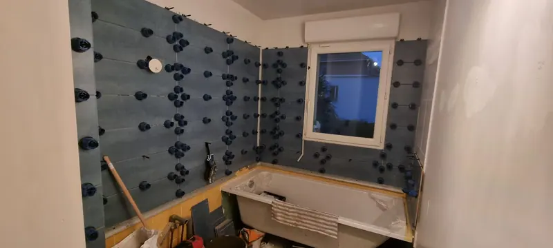 Pose de la faïence bleue (Rénovation d’une salle de bain, Taverny)