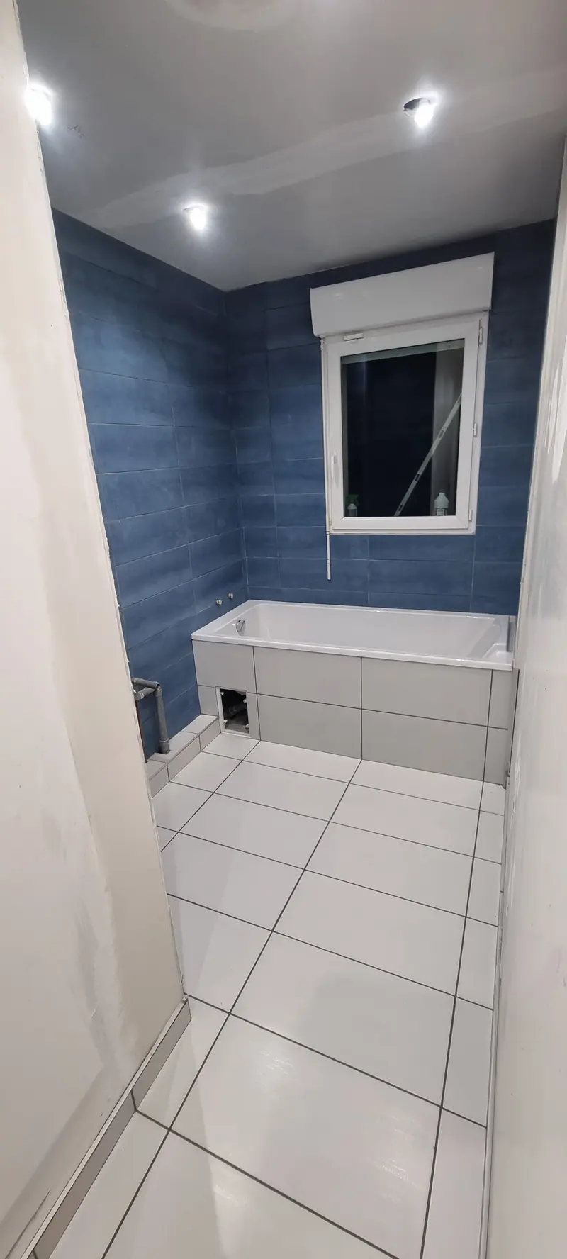 Baignoire et faïence en place (Rénovation d’une salle de bain, Taverny)