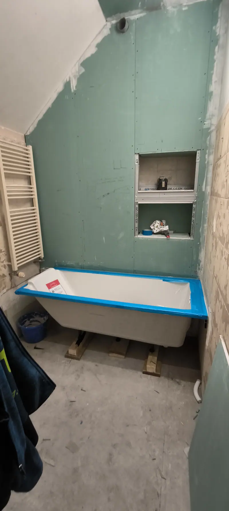 La baignoire en cours de pose (Salle de bain, Villiers-Adam)