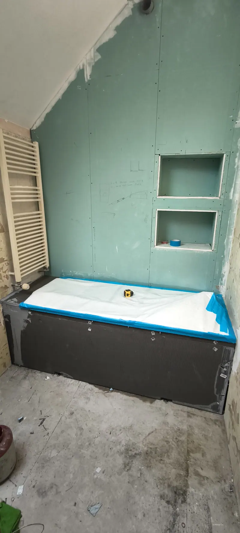 Coffrage de la baignoire et niches (Salle de bain, Villiers-Adam)