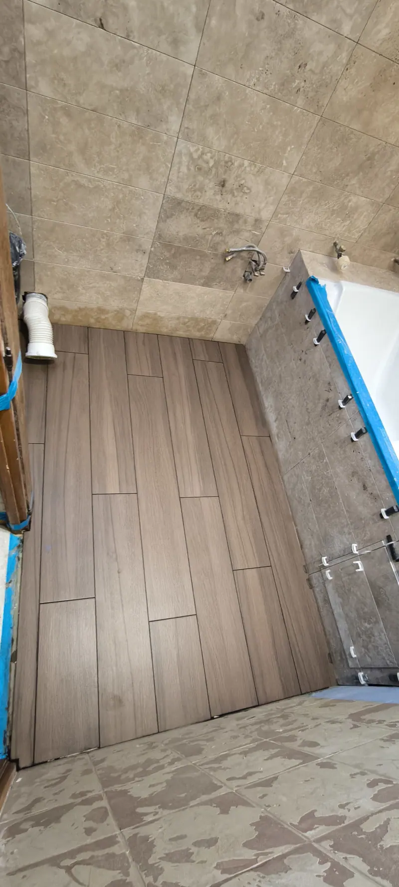 Le carrelage aspect bois (Salle de bain, Villiers-Adam)