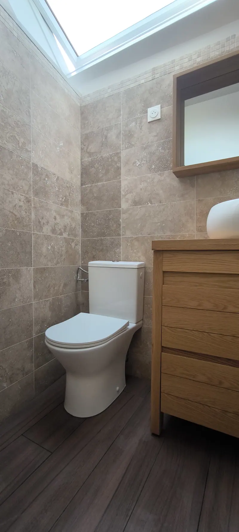 Le WC et le meuble en bois (Salle de bain, Villiers-Adam)