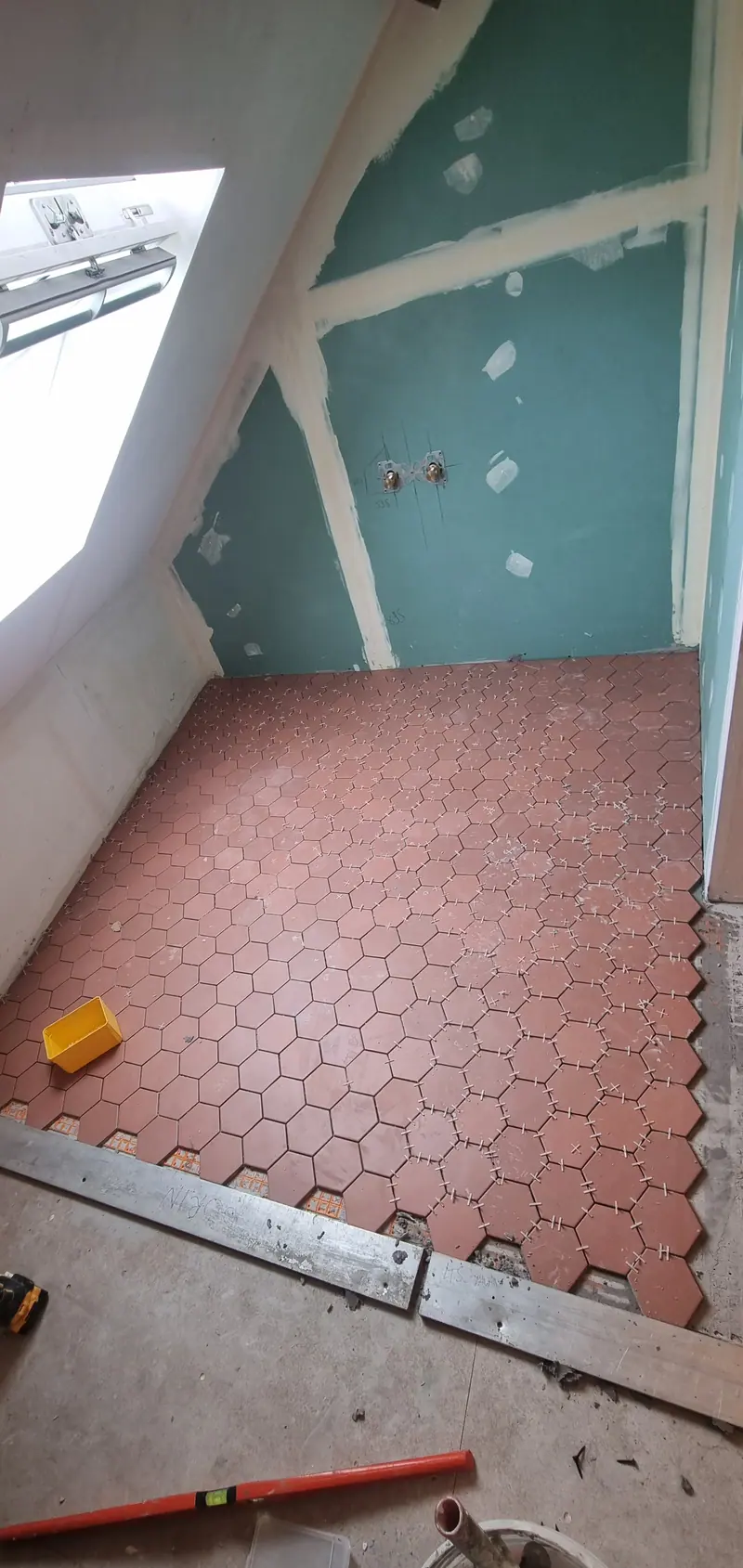 Pose des carreaux hexagonaux (Suite parentale, Villiers-Adam)
