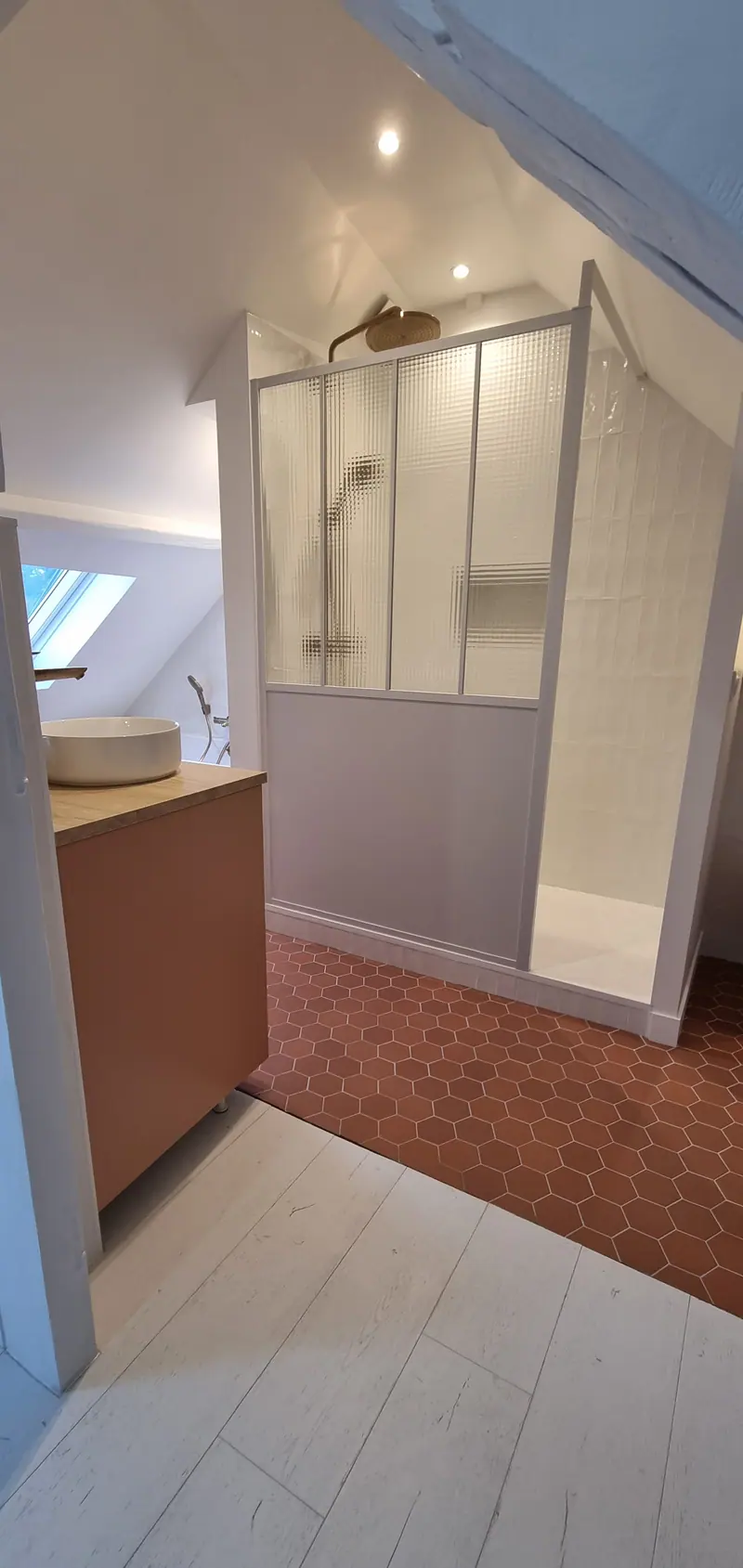 La salle de bain ouverte sur la chambre (Suite parentale, Villiers-Adam)