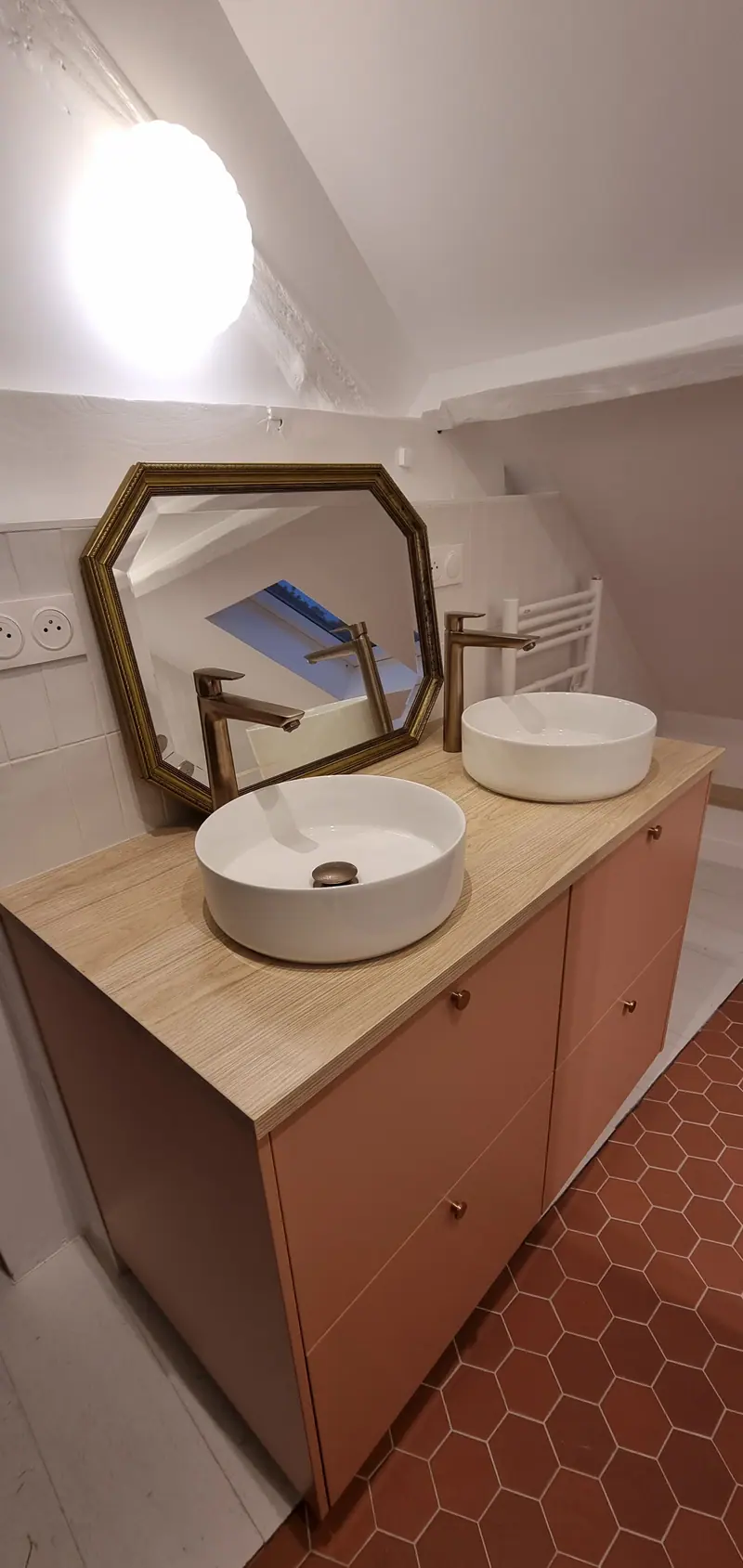 Double vasque et robinetterie dorée (Suite parentale, Villiers-Adam)