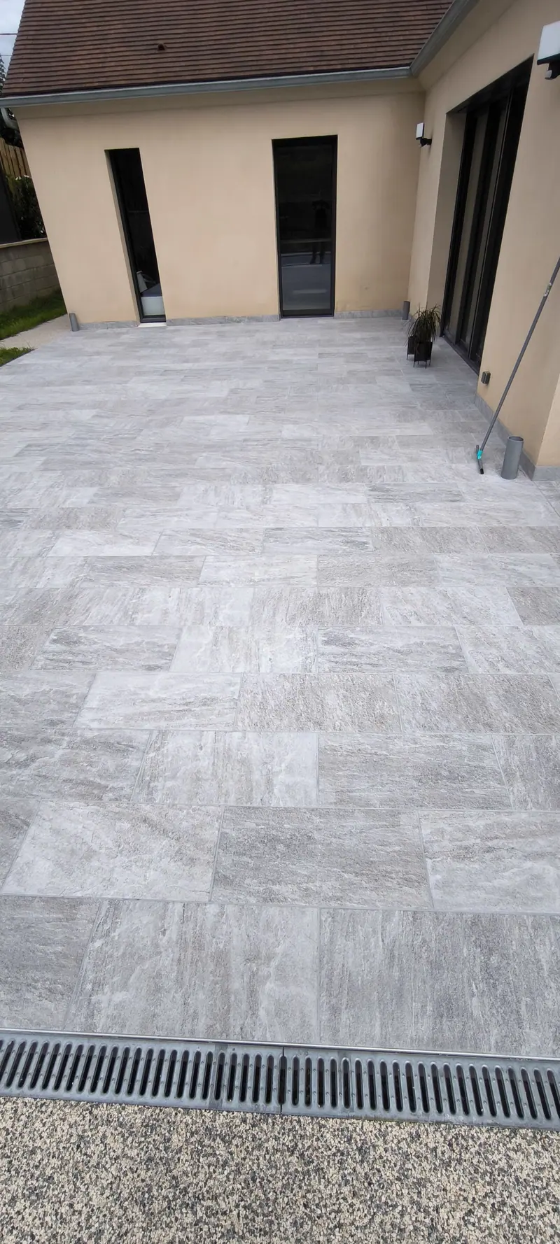 Le carrelage aspect pierre (Terrasse carrelée, Villiers-Adam)