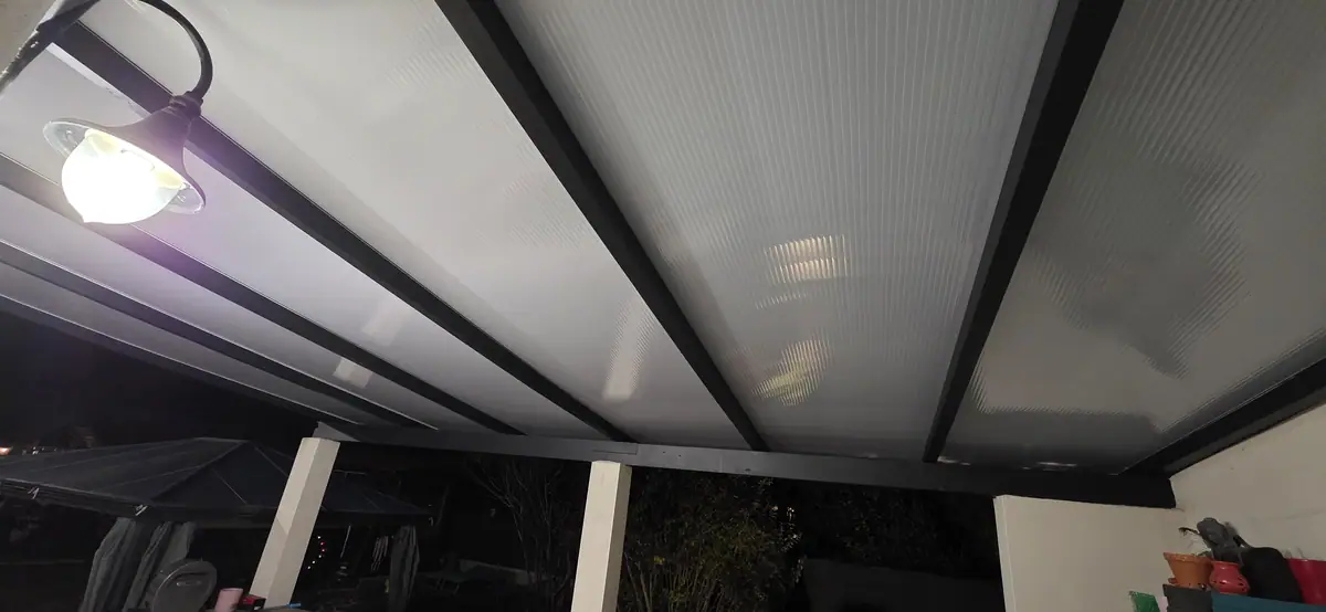 Les plaques neuves (Toiture de terrasse en polycarbonate, Villiers-Adam)