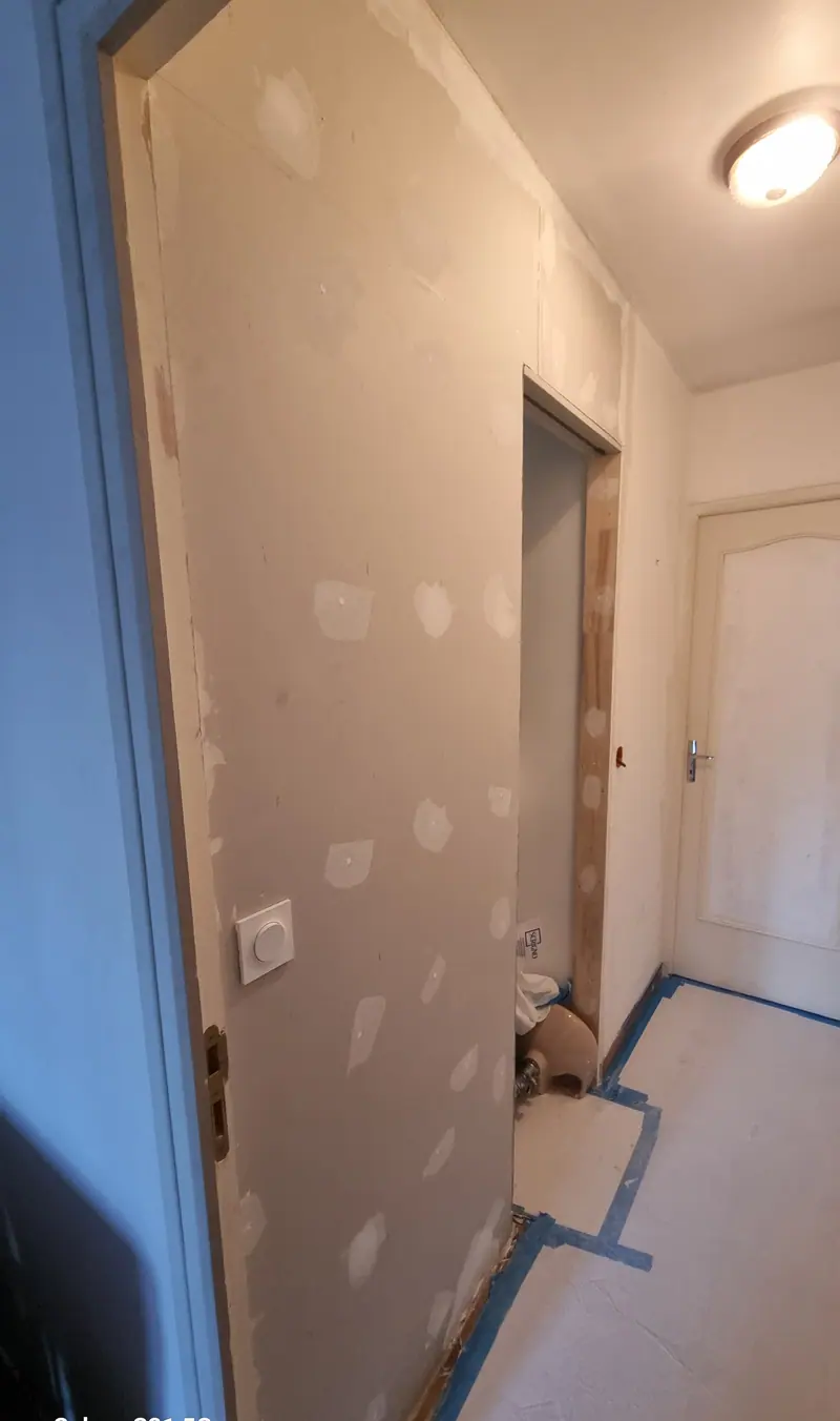 Nouvelle cloison en cours de finition (Rénovation de WC, Nointel)