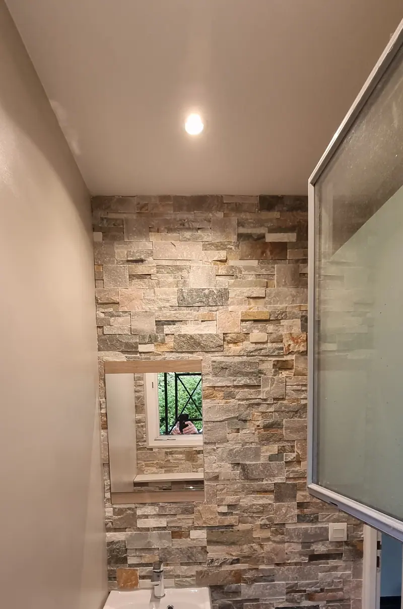 Lave-mains et miroir (Rénovation de deux WC, Villiers-Adam)
