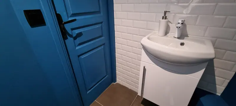 Lave-mains et porte bleue (Rénovation de deux WC, Villiers-Adam)
